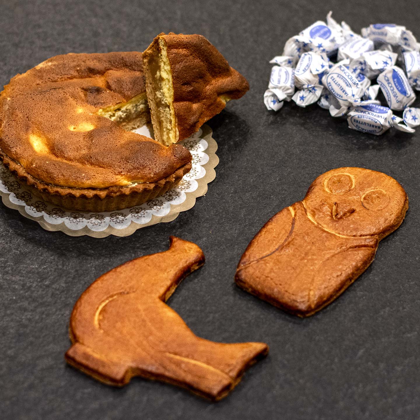 Veurnse Vlaai, vriendschapsuitje en haantje, allemaal Veurnse specialiteiten te vinden bij bakkerij 't Oventje