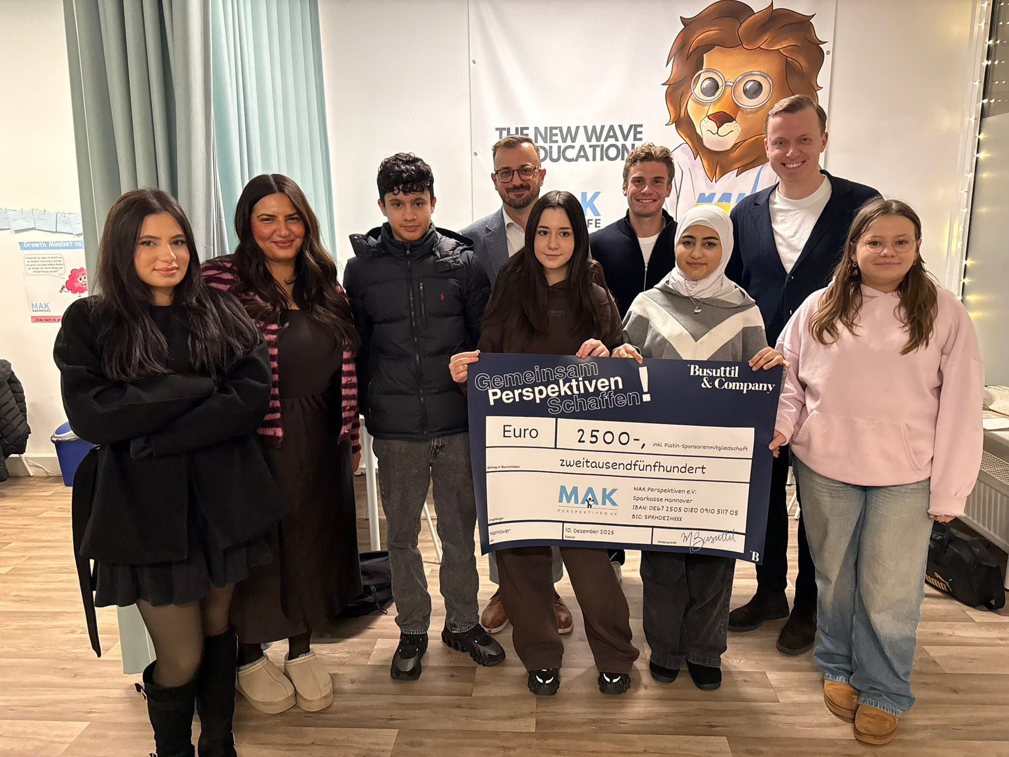 Eine Gruppe posiert mit einem großen symbolischen Scheck über 2500 Euro für MAK Perspektiven.