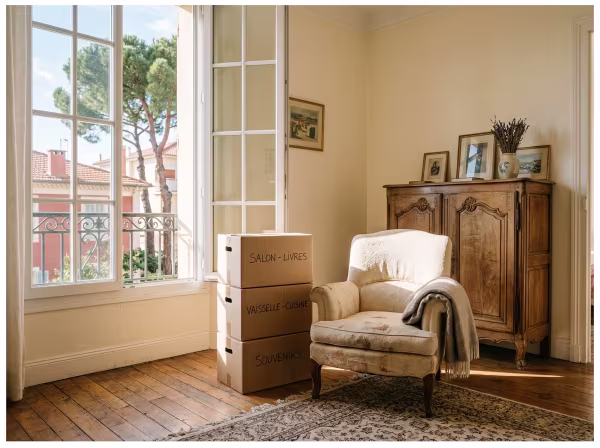 Des cartons de déménagement soigneusement préparés dans un appartement lumineux à Saint-Raphaël.