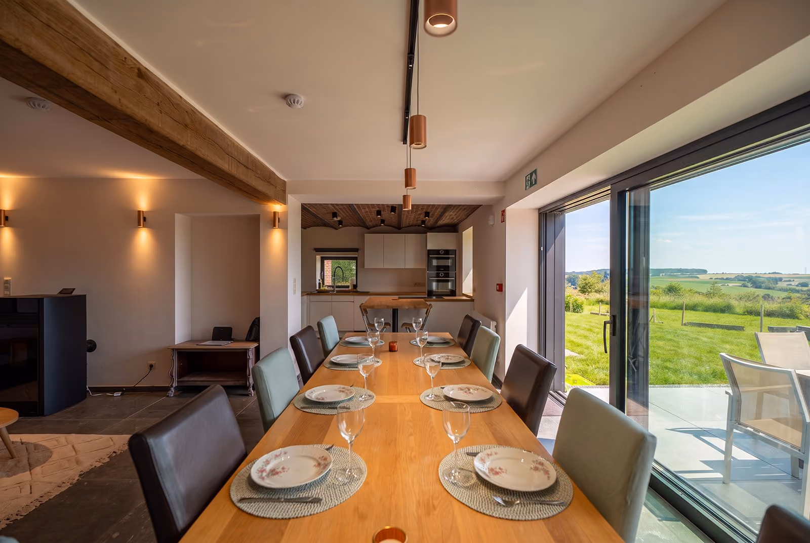 Séjour lumineux du gîte, avec salon, salle à manger et cuisine ouverte