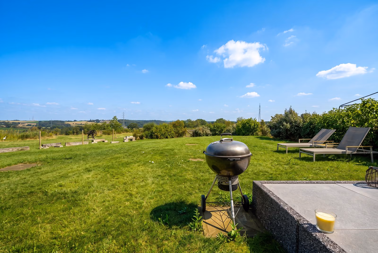 Terrasse et jardin privatif du gîte, ouverts sur le parc arboré