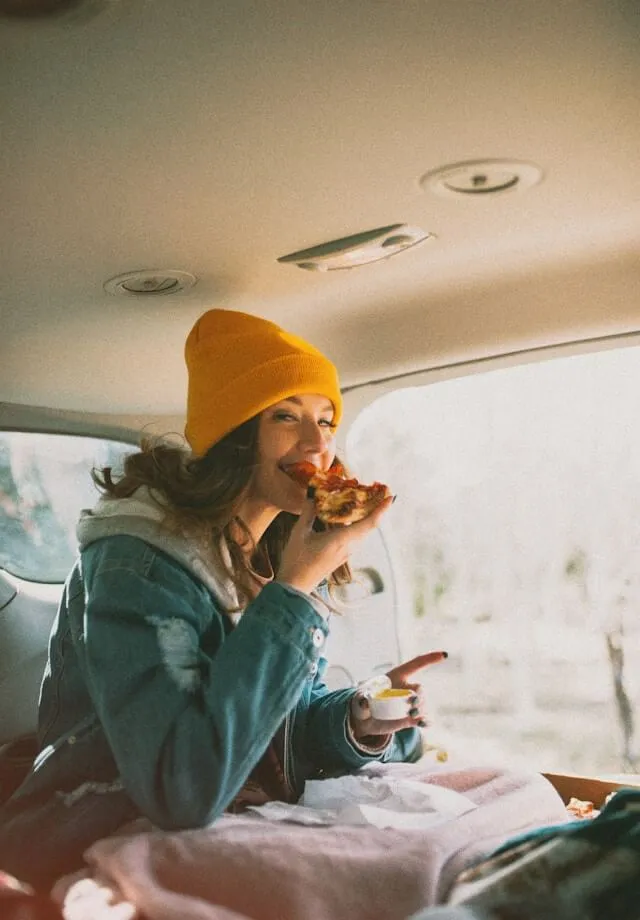 girl eat pizza
