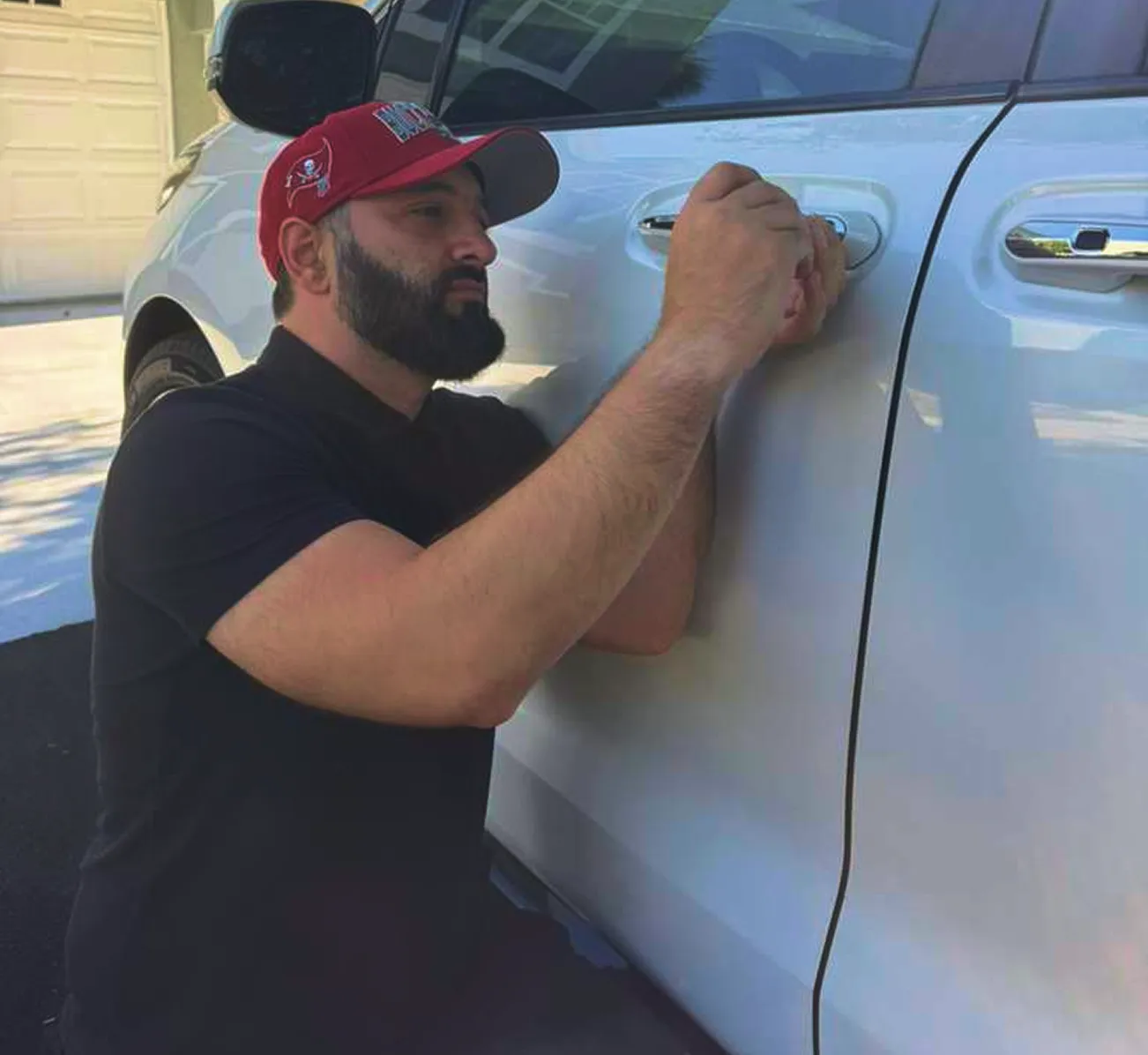 Locksmith tech lock out a car