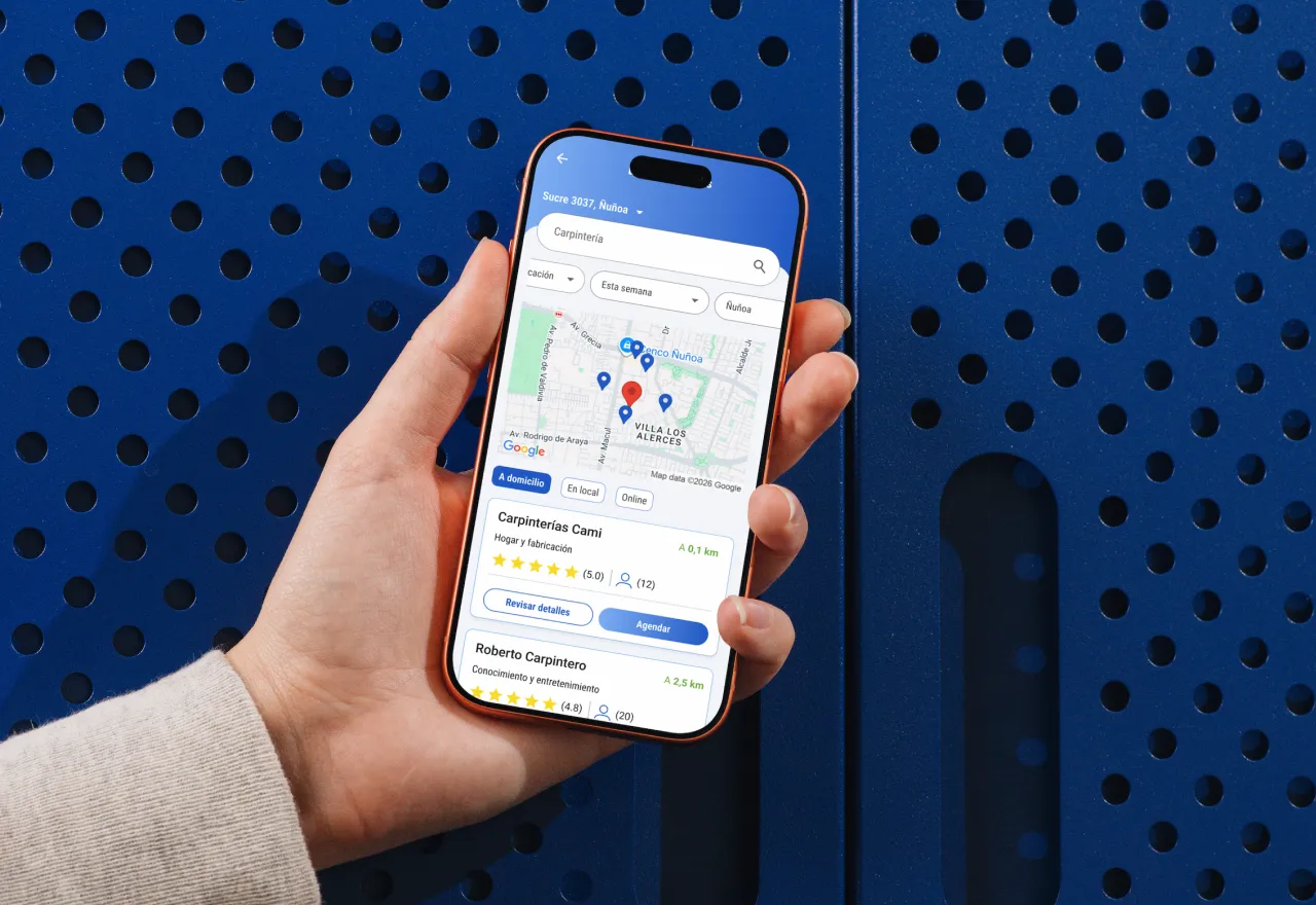 Persona con telefono celular en mano