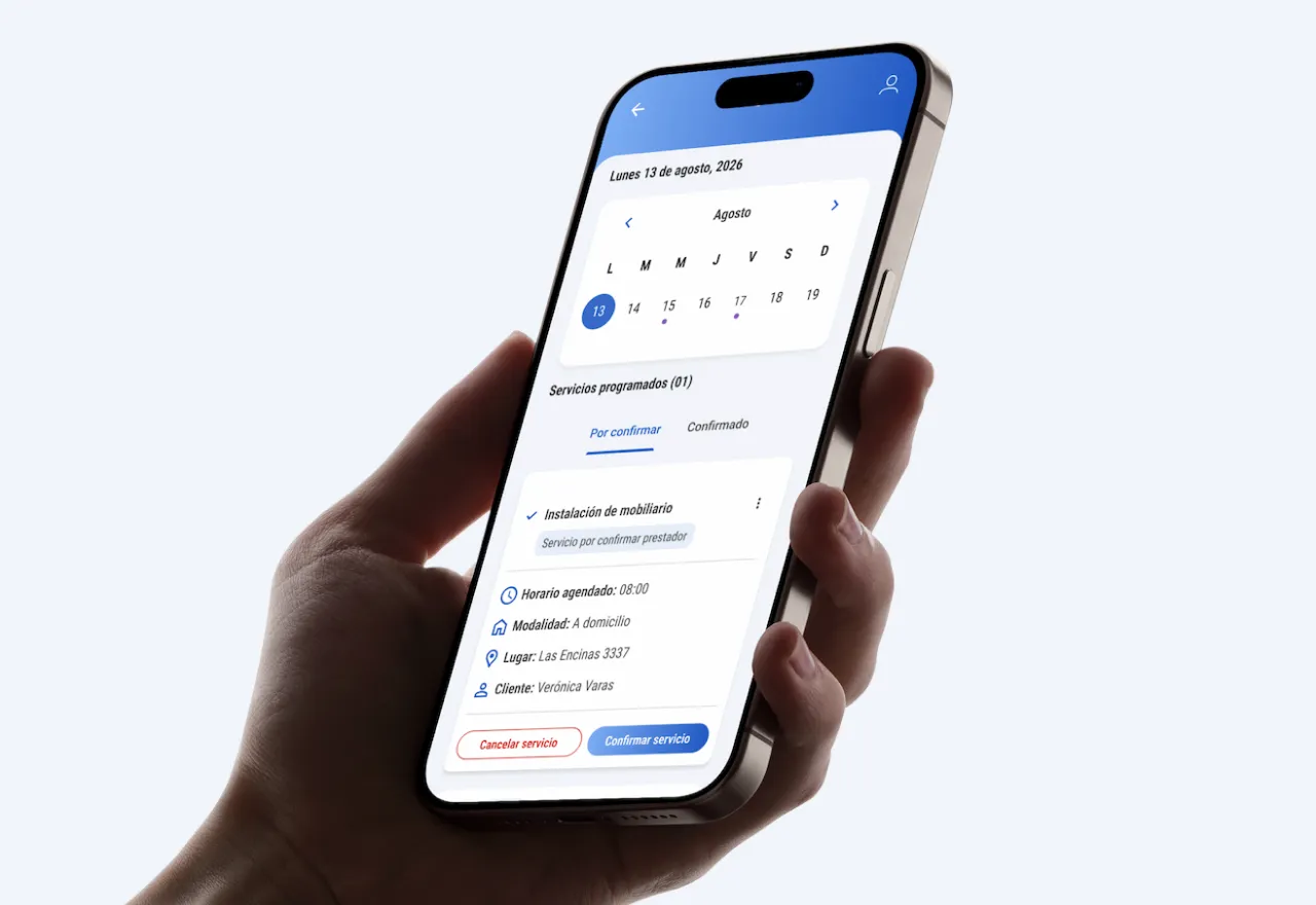 Persona con telefono celular en mano