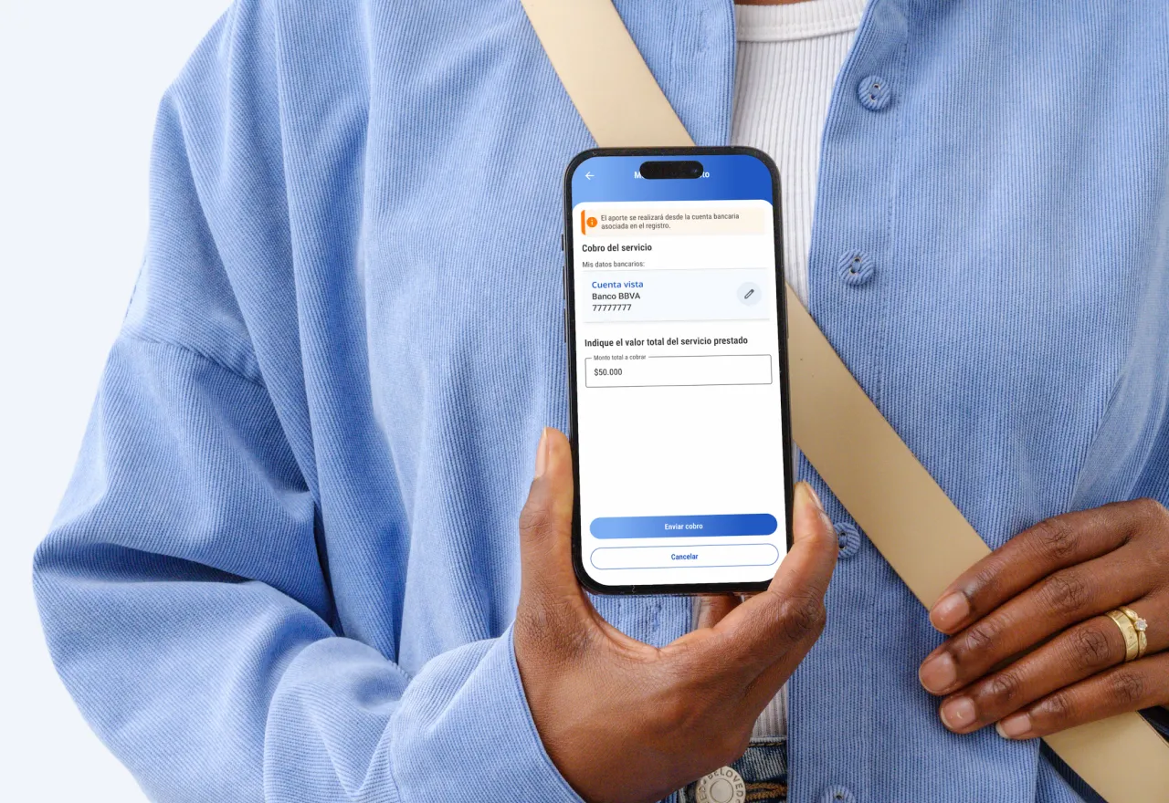 Persona con telefono celular en mano