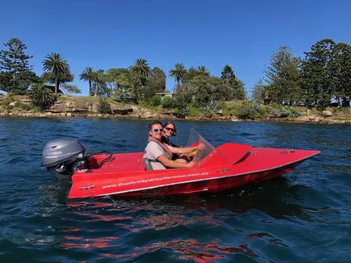 Rote Speedboote auf dem Sydney Harbour