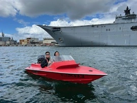 Speedboot neben Marineschiff, Sydney Harbour