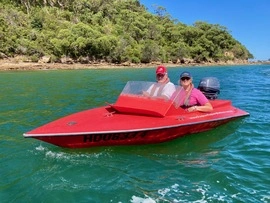 Speedboot im grünen Wasser von Middle Harbour