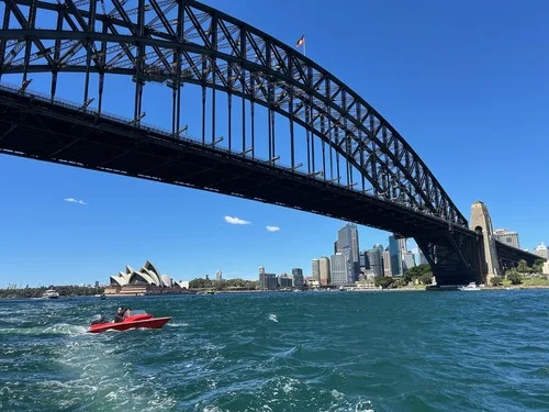 Lancha rápida bajo el Sydney Harbour Bridge