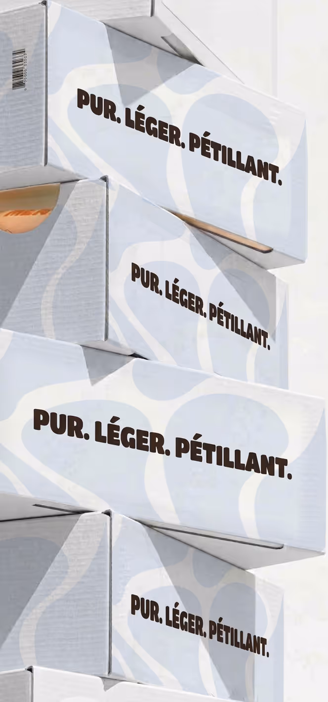 Mockup of a Stack of white boxes with abstract blue patterns and the text PUR. LÉGER. PÉTILLANT.