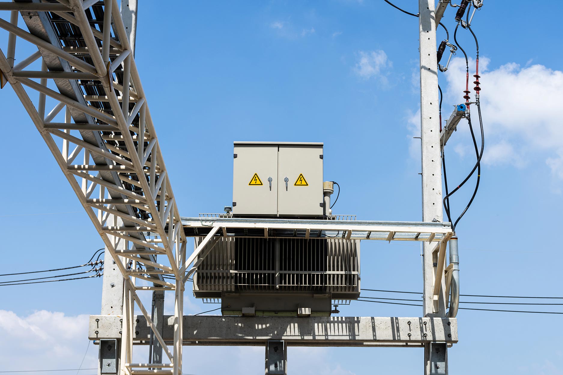 Transformador de alto voltaje en una zona alta instalado