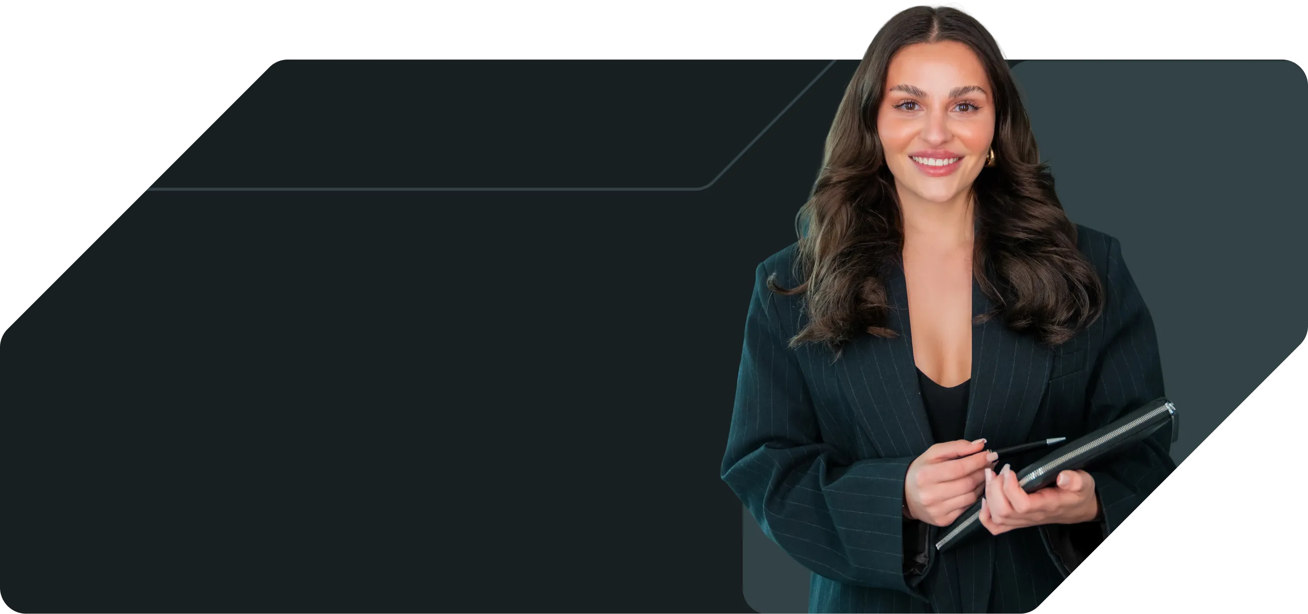 Frau mit dunkelblauem Blazer lächelt und hält Stift und Ordner vor dunklem Hintergrund.