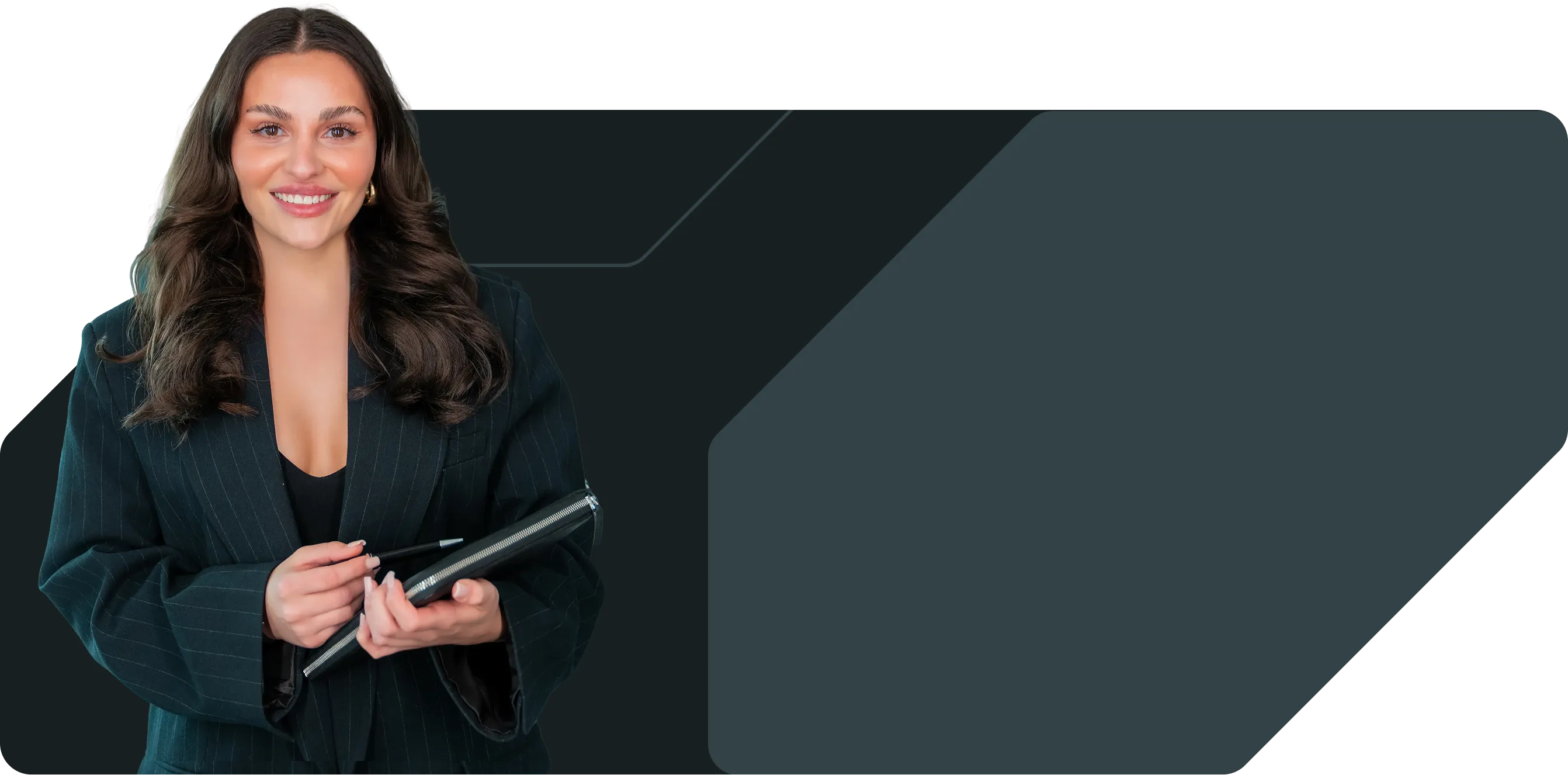 Frau mit dunkelblauem Blazer lächelt und hält Stift und Ordner vor dunklem Hintergrund.