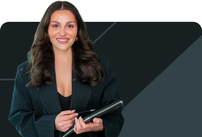 Frau mit dunkelblauem Blazer lächelt und hält Stift und Ordner vor dunklem Hintergrund.