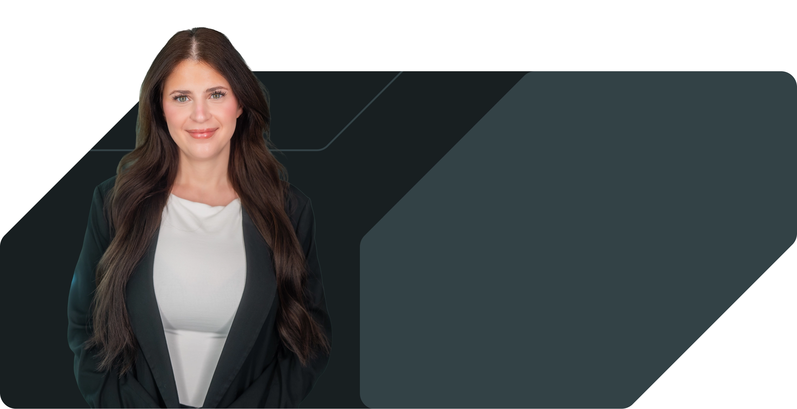 Frau mit dunkelblauem Blazer lächelt und hält Stift und Ordner vor dunklem Hintergrund.