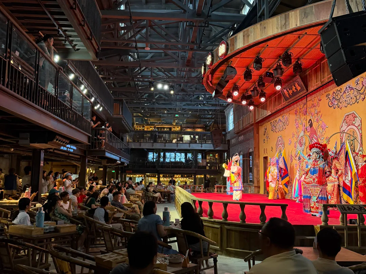 Drinking tea and watching a play in a Chengdu teahouse
