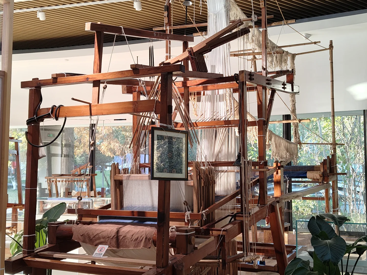 Traditional Chinese weaving loom