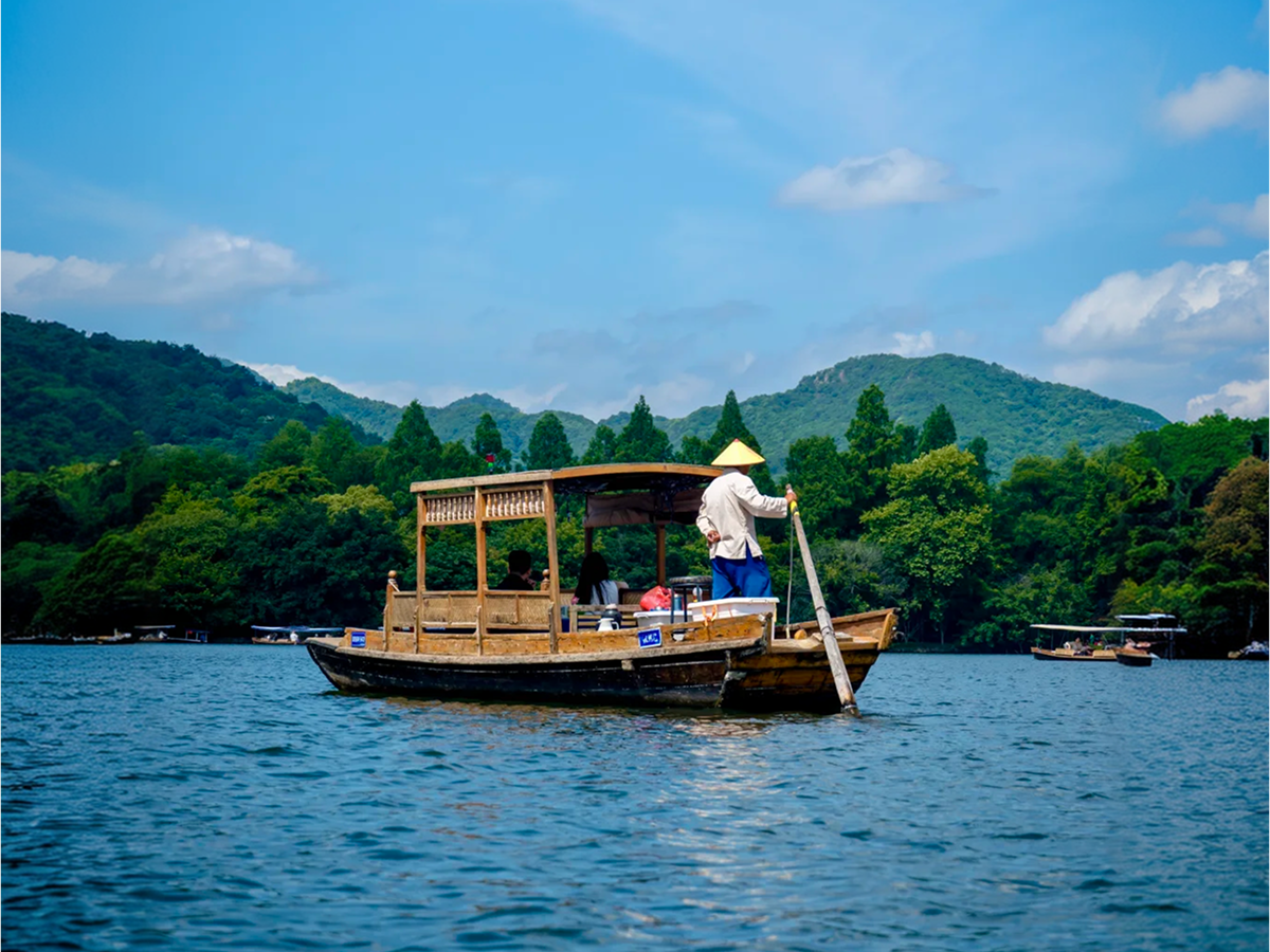 West Lake cruise during a Hangzhou private tour