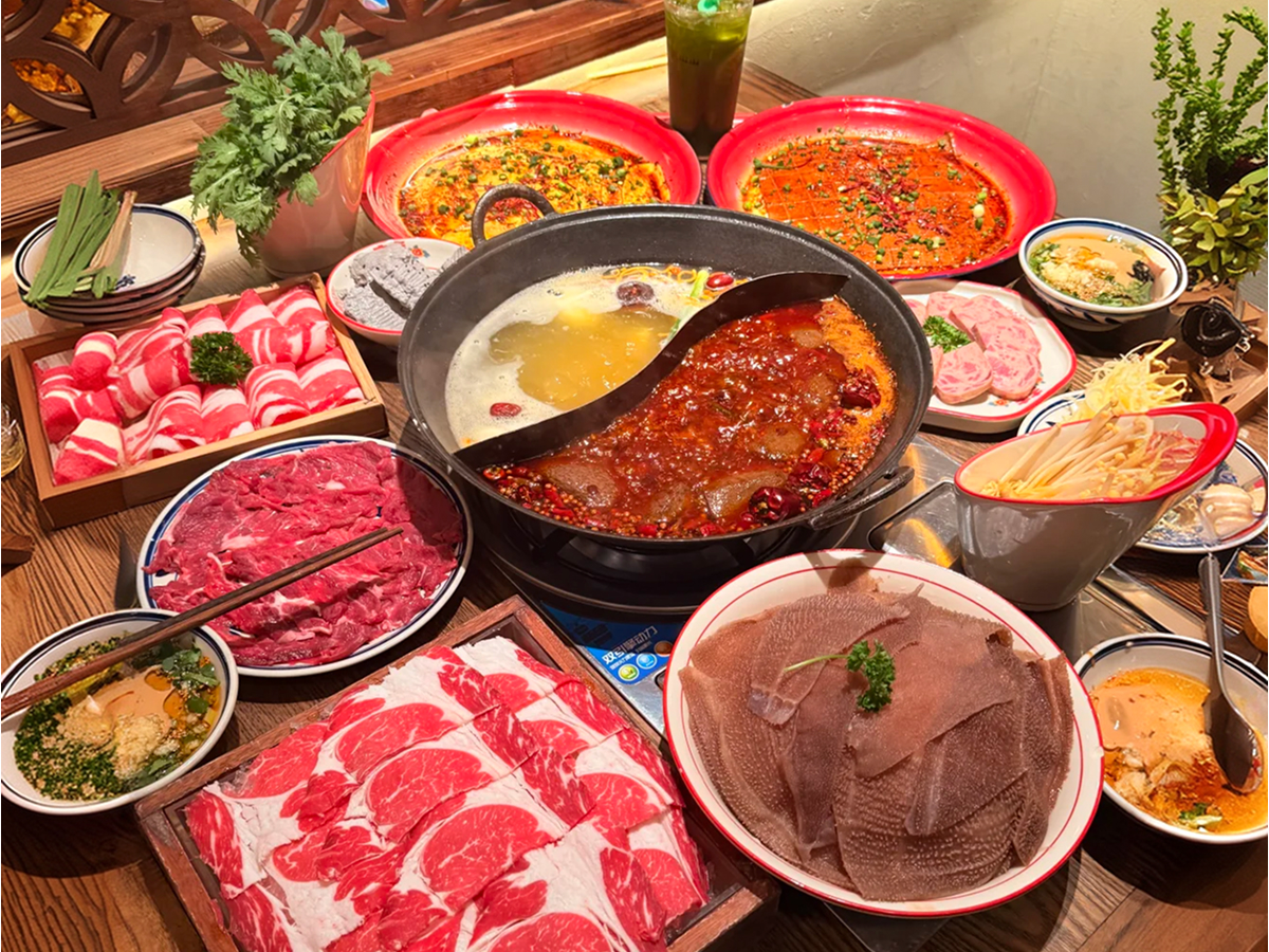 A whole-evening Chinese food hot pot table
