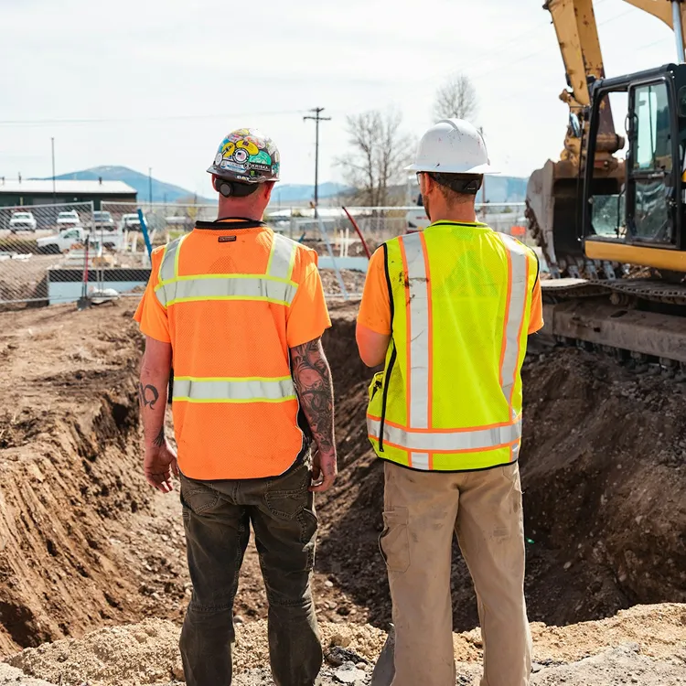 Chef de chantier en casque sur un site BTP en construction, décennale et TRC SW Courtage