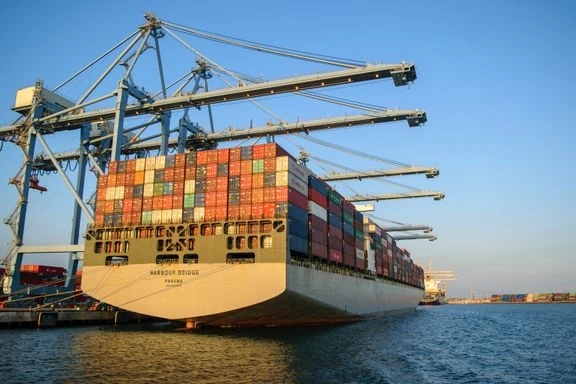 Porte-conteneurs à quai en cours de déchargement, assurance transport de marchandises SW Courtage
