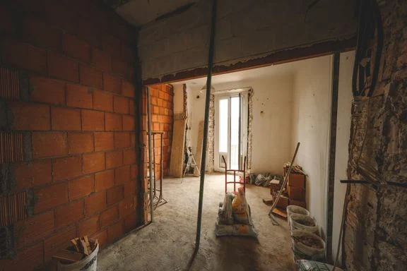 Chantier de rénovation lourde avec murs porteurs et étais, assurance dommages-ouvrage SW Courtage