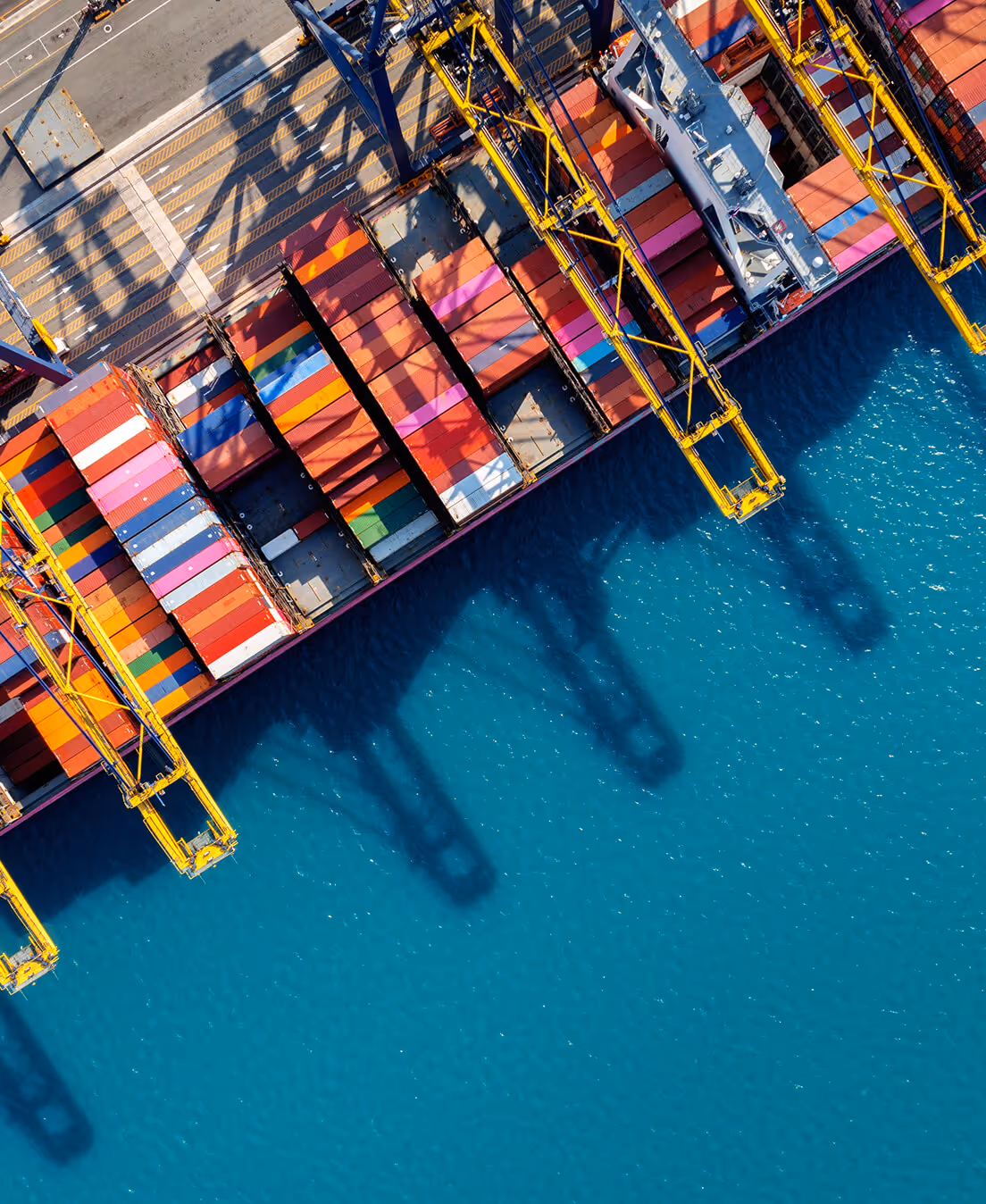 Vue aérienne d'un porte-conteneurs et de grues portuaires lors du chargement de marchandises