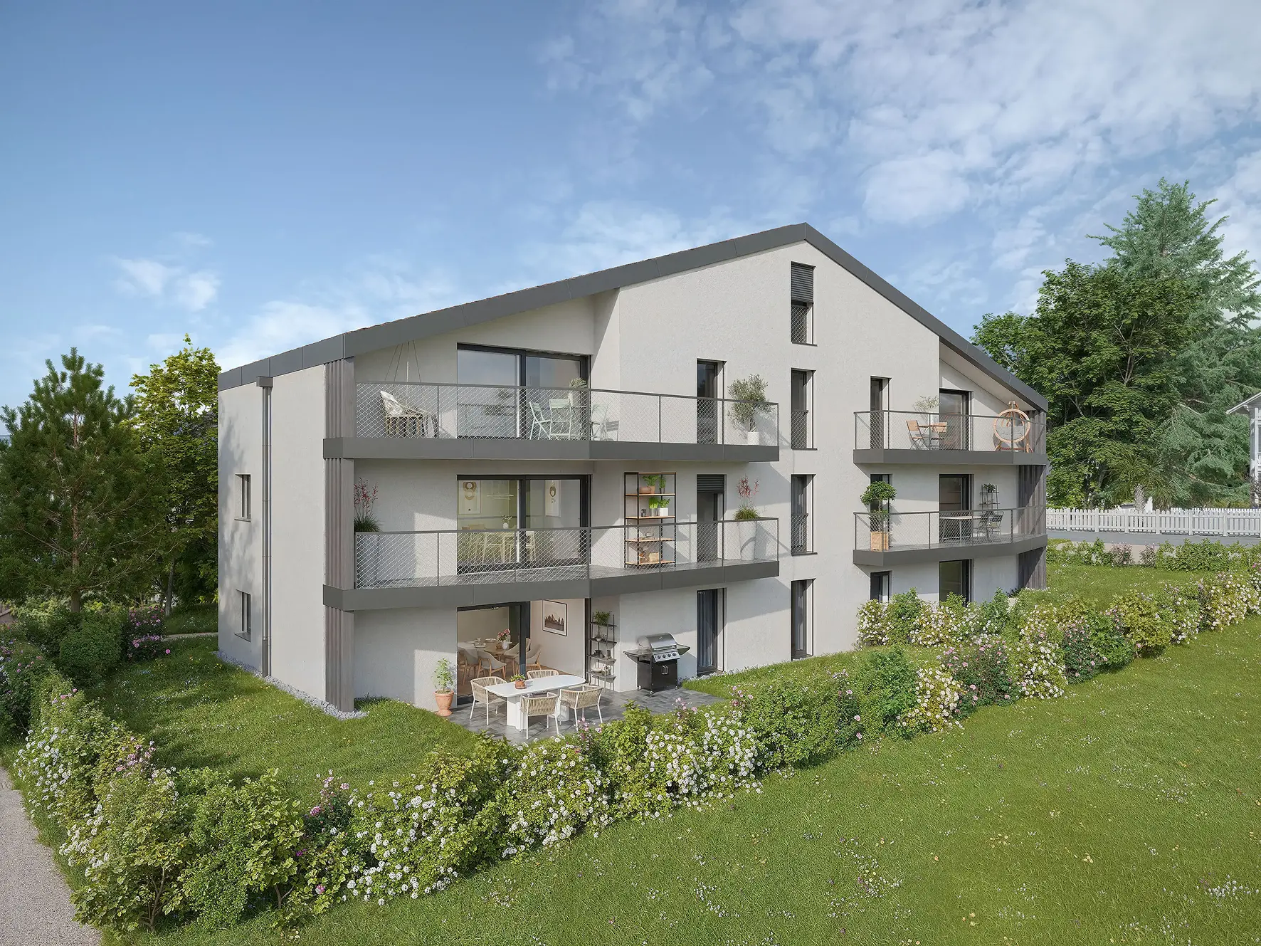 Immeuble résidentiel moderne avec balcons et jardin fleuri sous un ciel bleu partiellement nuageux.