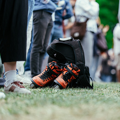 Une paire de roller posée au sol.