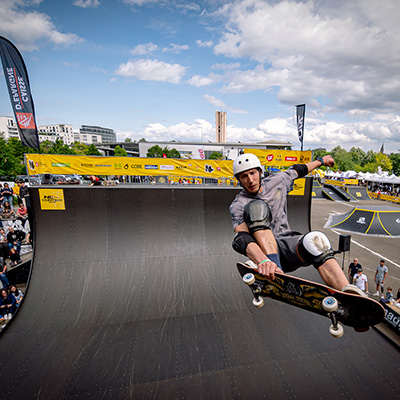 Un skateboarder sur une rampe au NL Contest à Strasbourg.