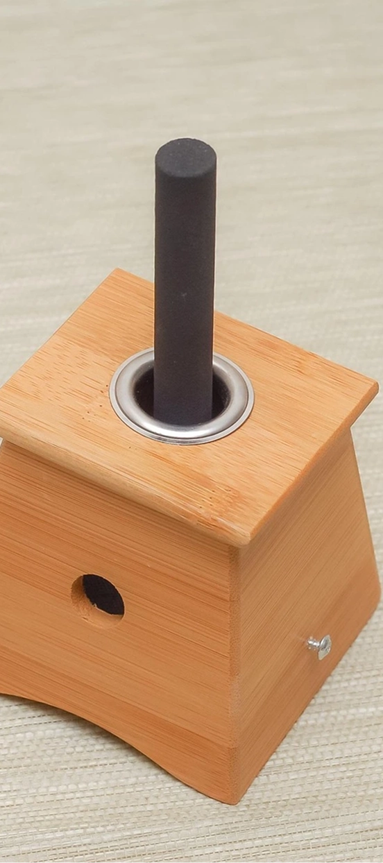 Glimmende Moxa-Sticks aus Beifußkraut für die Moxa-Therapie