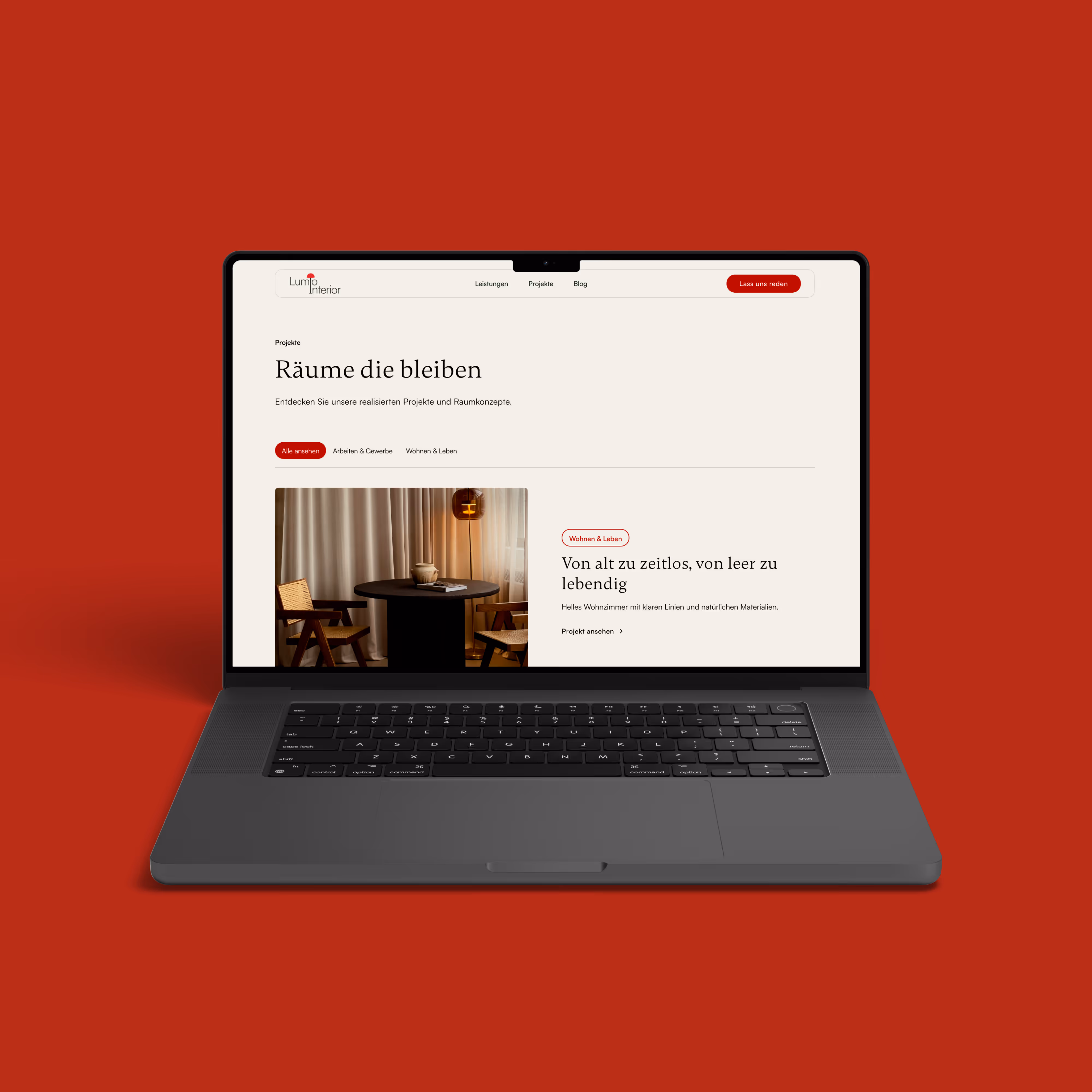 Laptop zeigt Webseite von Lumio Interior mit Projektbeschreibung zu hellen Wohnzimmern und Raumkonzepten.