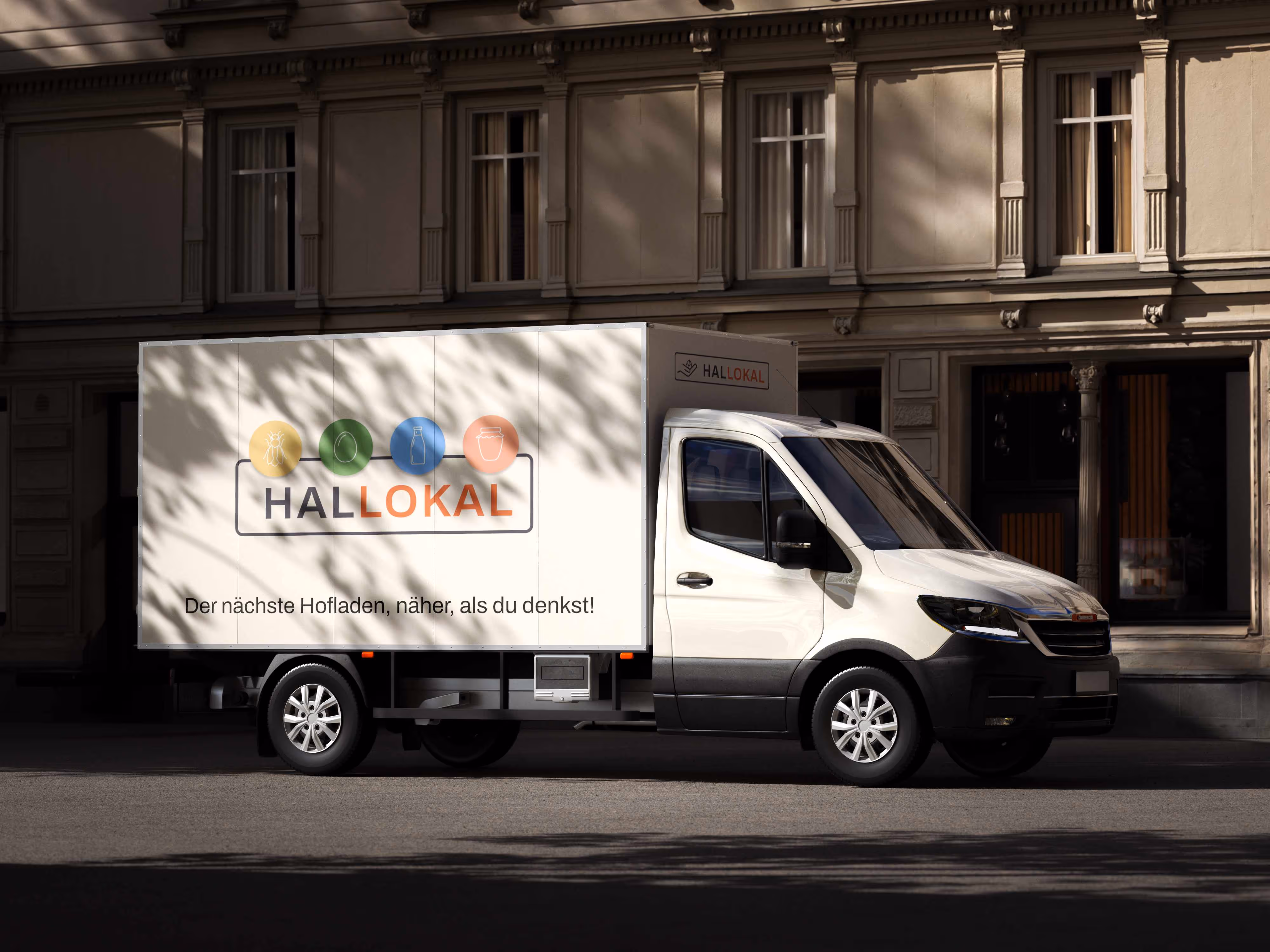 Weißer Lieferwagen mit Hallokal-Logo und dem Slogan Der nächste Hofladen, näher, als du denkst.