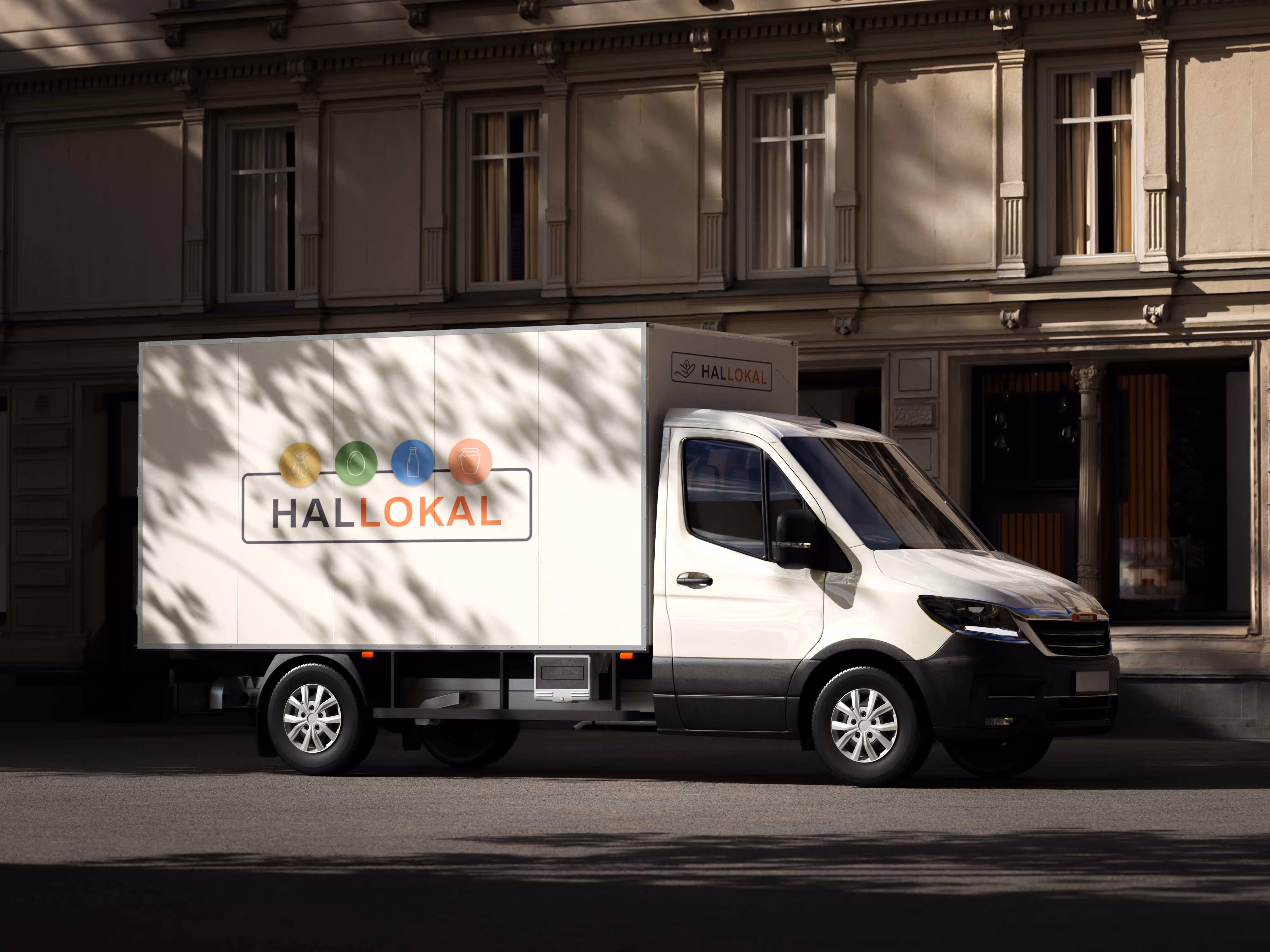 Weißer Lieferwagen mit HALLOKAL-Logo parkt vor einem historischen Gebäude.