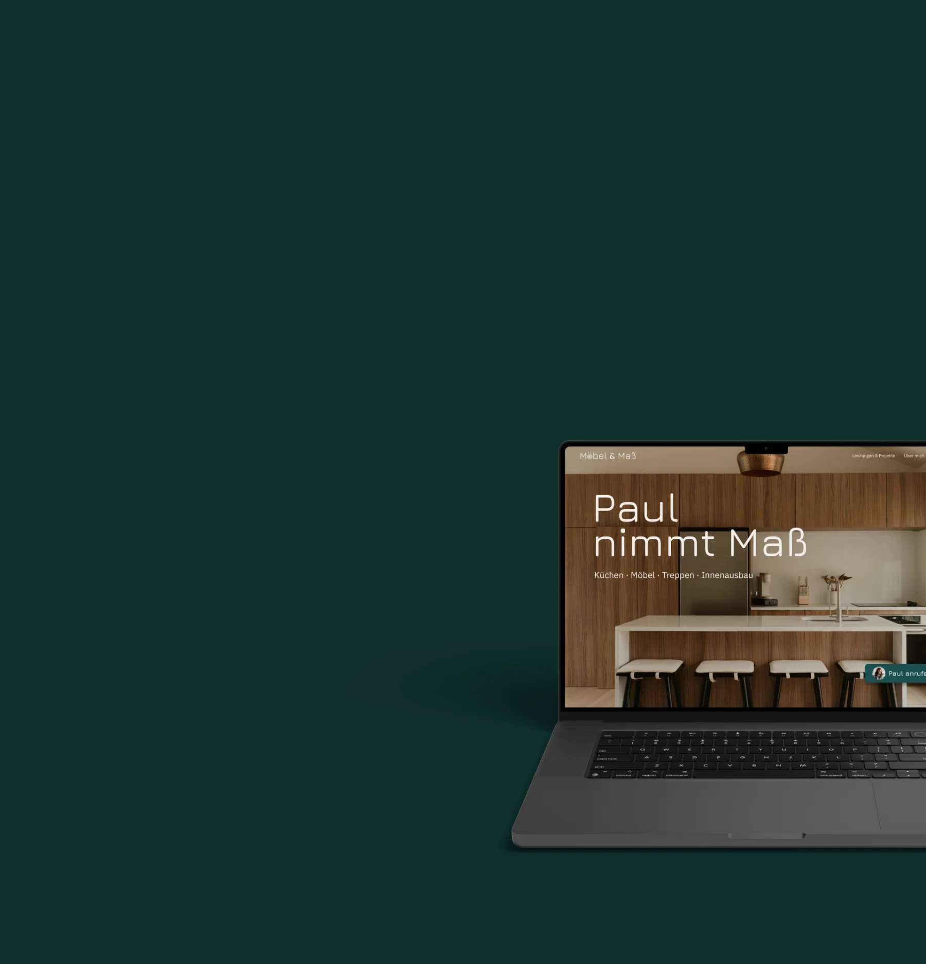 Laptop mit Website, die Text zeigt: Ihr nächster Gast scrollt, aber sieht er Sie? Button für kostenloses Gespräch.