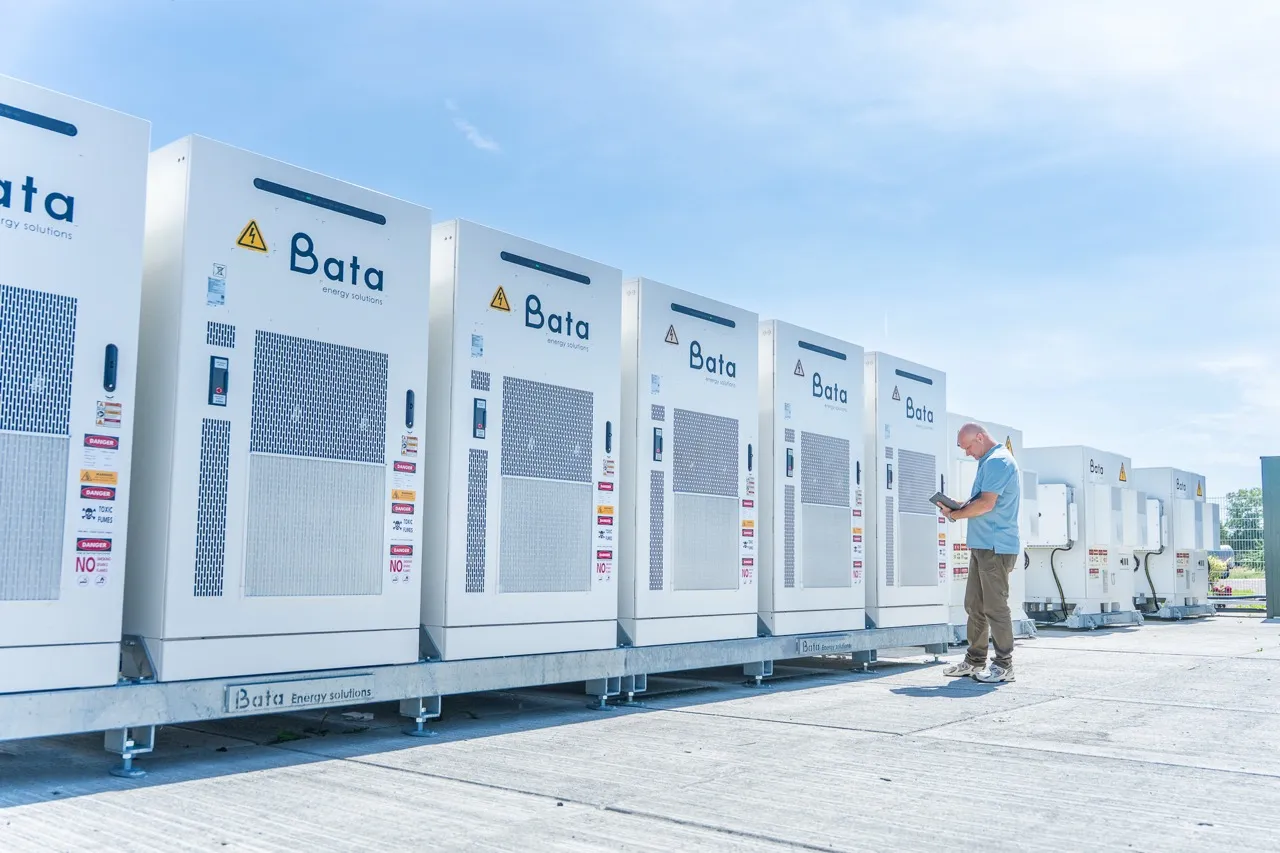 Ondernemer inspecteert energieopslaginstallaties, zakelijk verzekerd via Satter Assurantiën