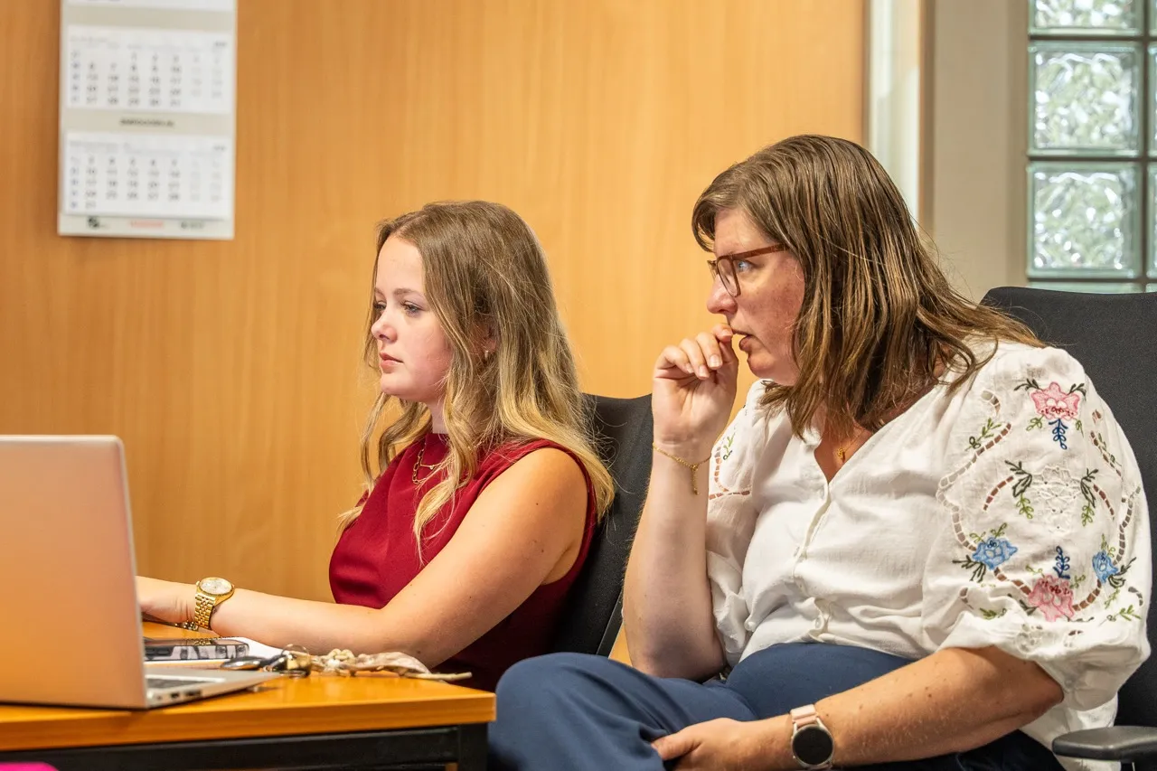 Adviseur van Satter Assurantiën geeft een klant uitleg tijdens een adviesgesprek op kantoor in Haaften