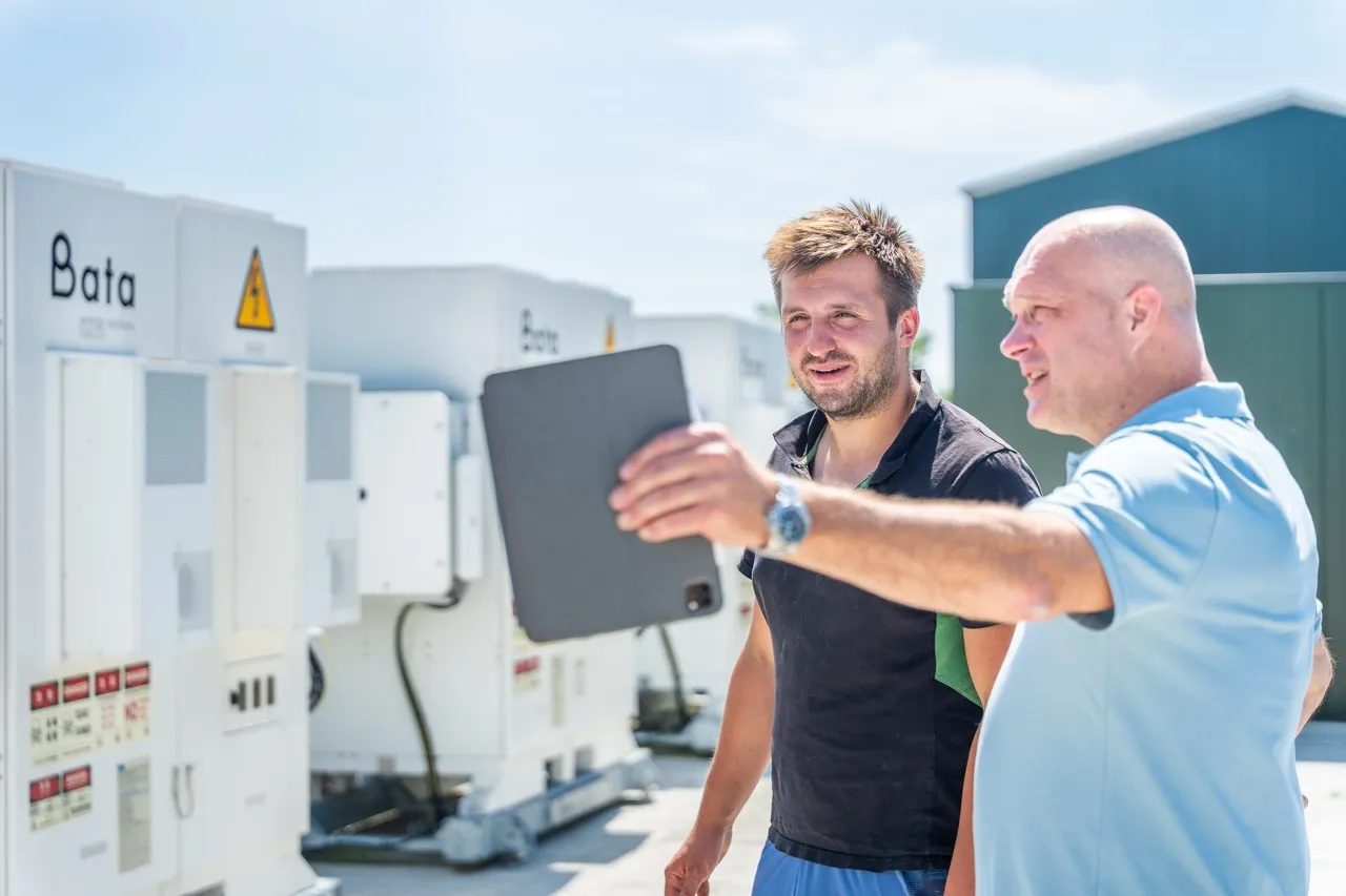 Adviseur van Satter Assurantiën bespreekt met een ondernemer de installaties van zijn energiebedrijf