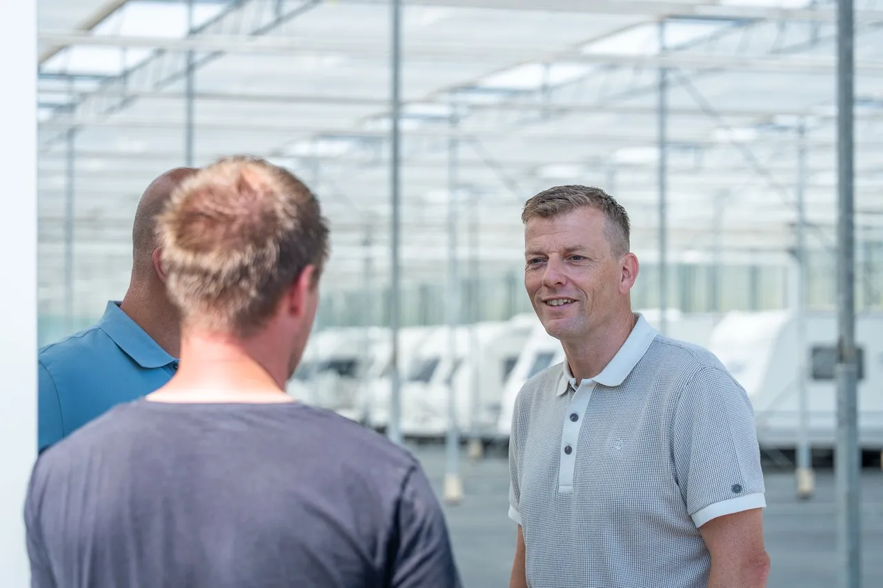 Adviseur van Satter Assurantiën in gesprek bij een camper- en caravanstalling