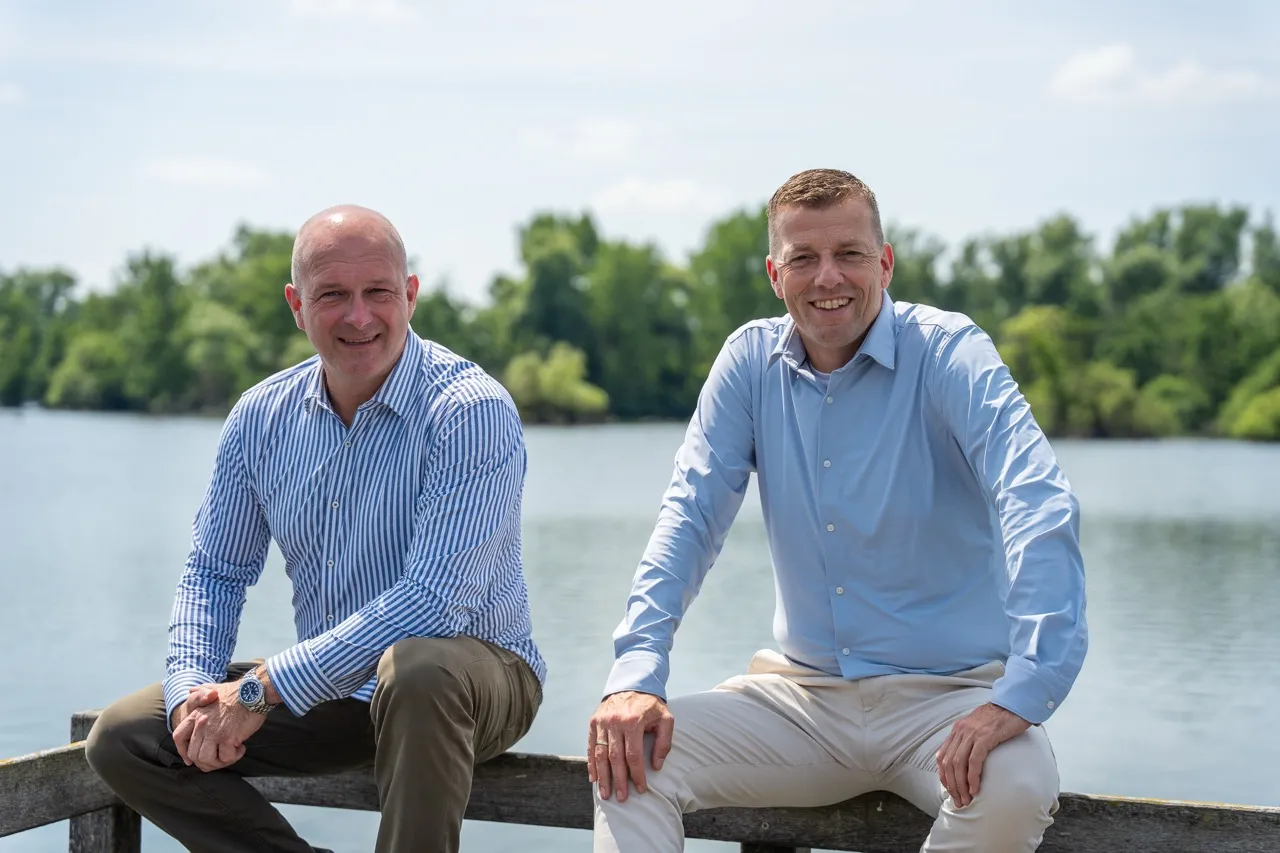 De directie van Satter Assurantiën aan het water in het rivierengebied bij Haaften