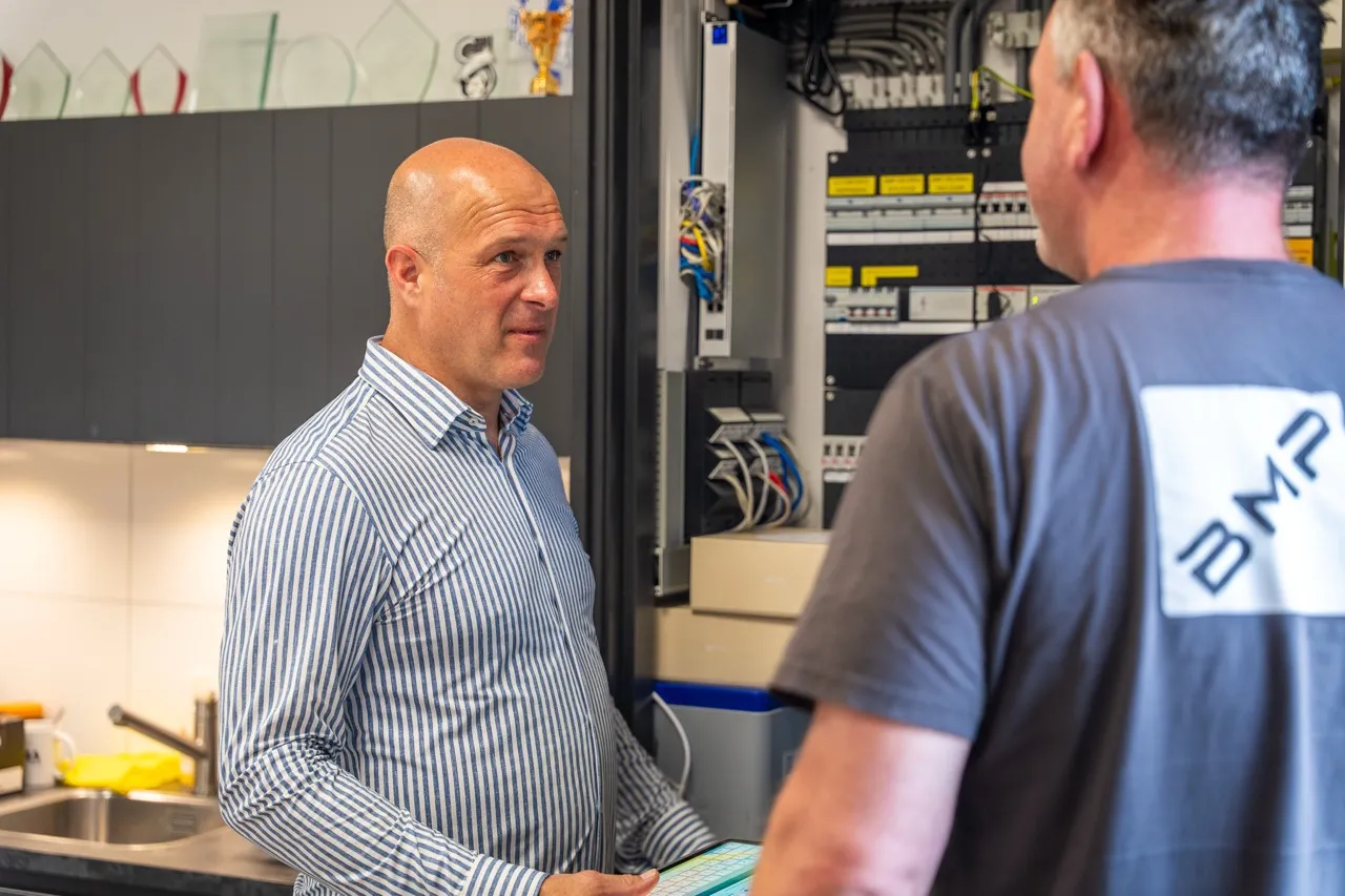 Adviseur van Satter Assurantiën in gesprek met een medewerker van een technisch bedrijf