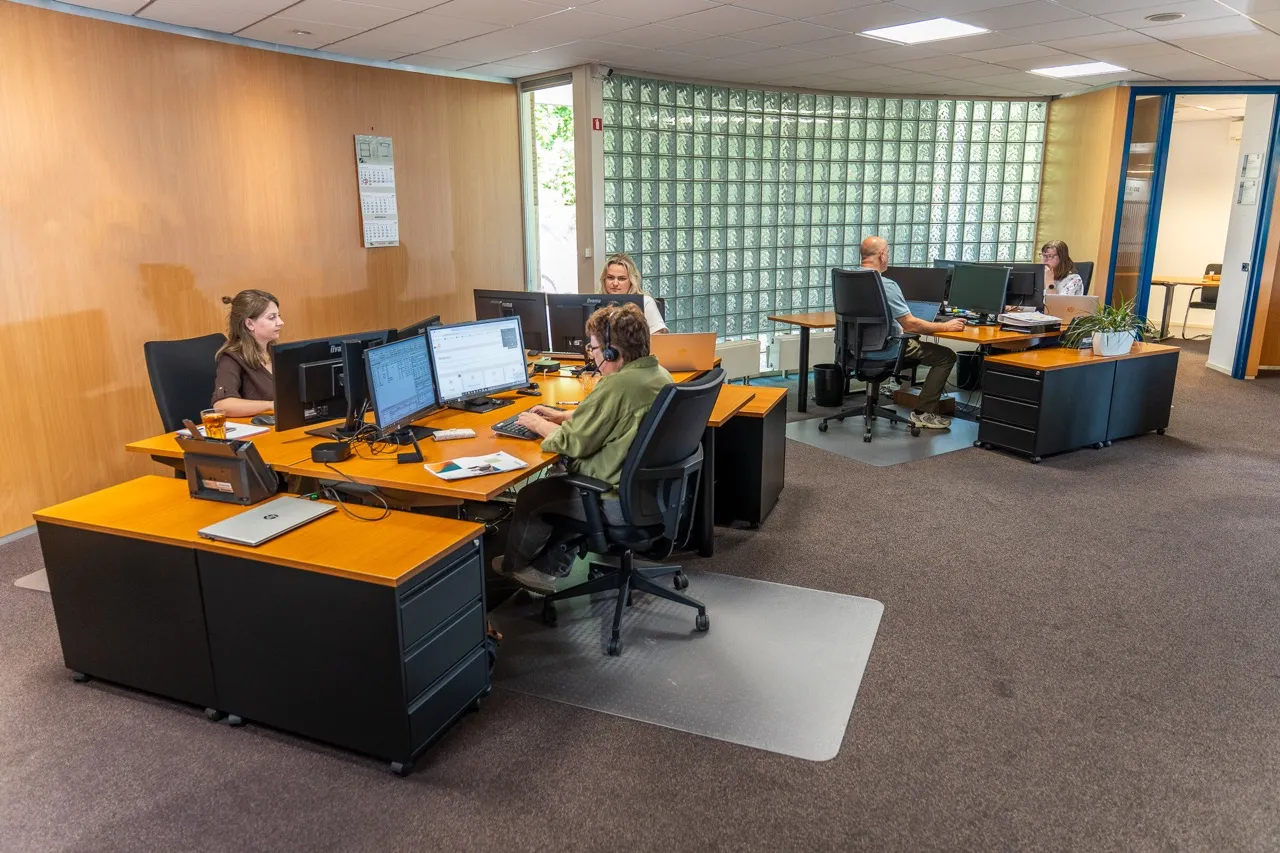 Medewerkers van Satter Assurantiën aan het werk op het kantoor aan de Dreef in Haaften