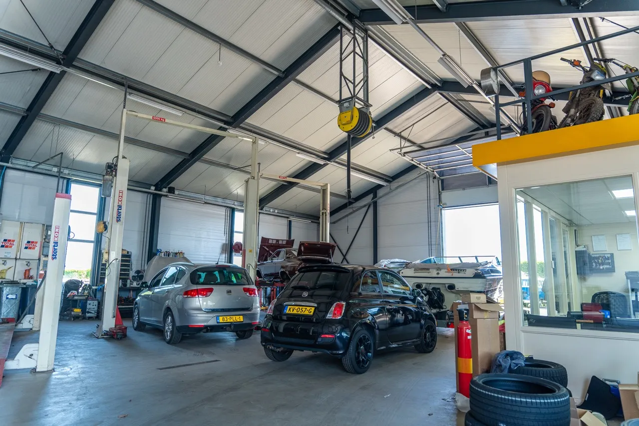 Werkplaats van een autobedrijf, zakelijke klant van Satter Assurantiën