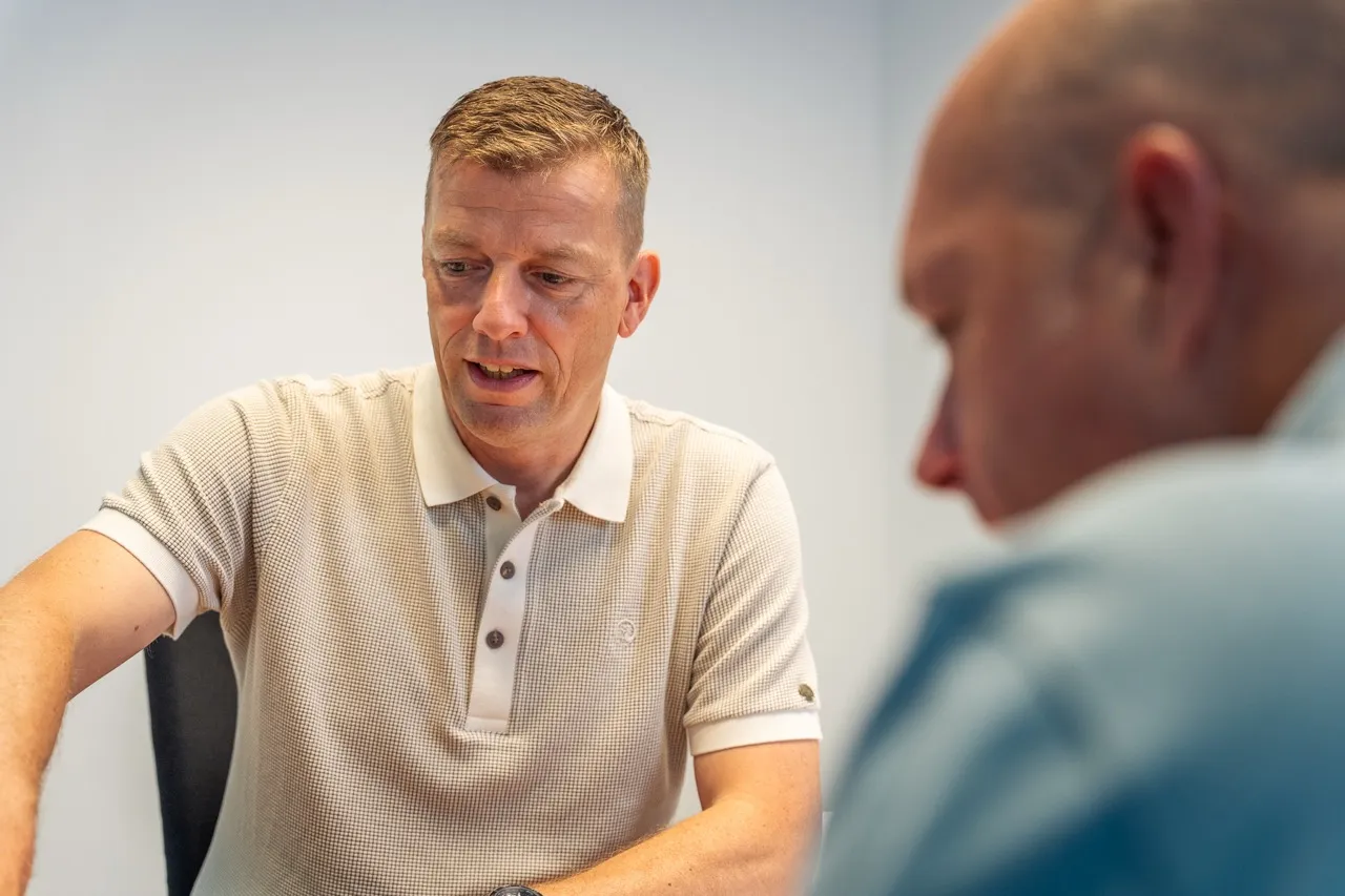 Adviseur in gesprek met een klant tijdens een persoonlijk adviesgesprek bij Satter Assurantiën