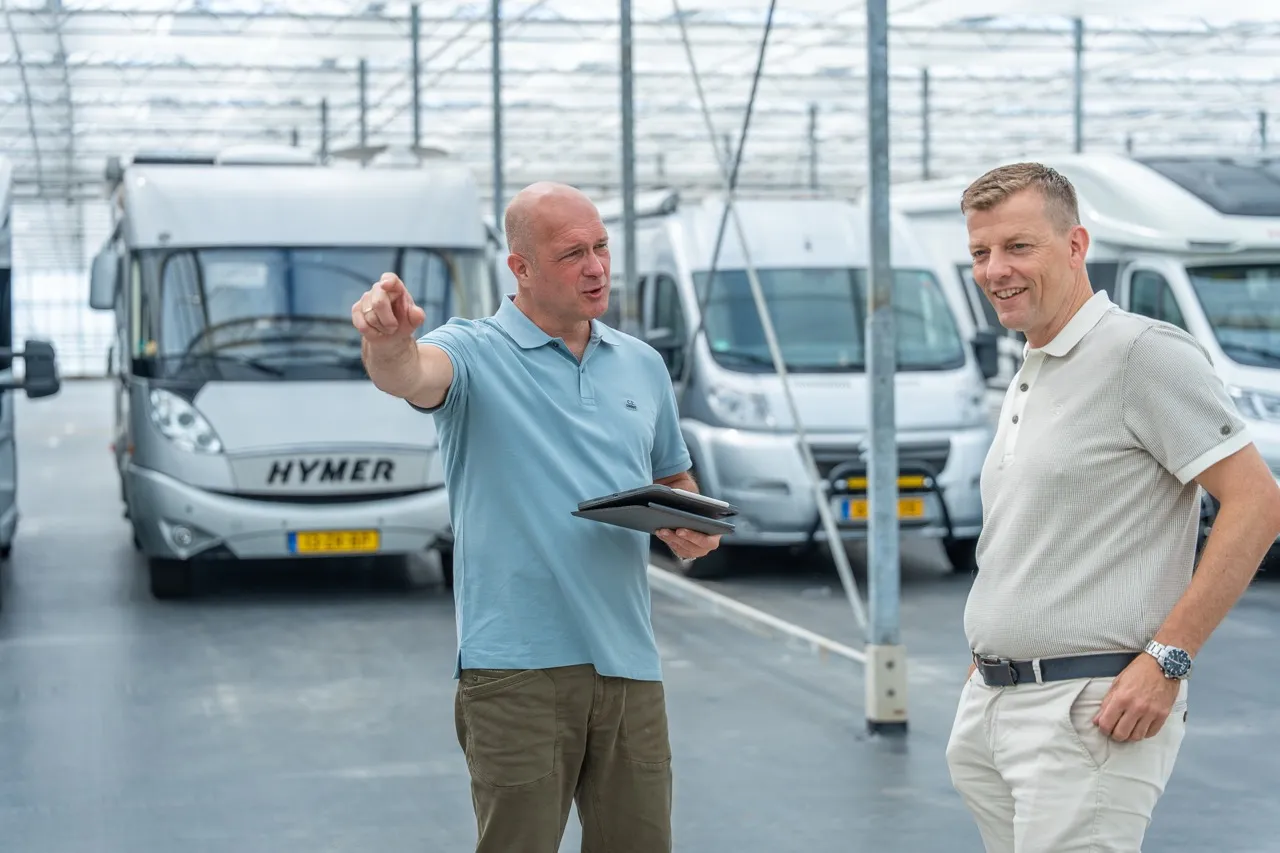 Adviseur van Satter Assurantiën bespreekt met een ondernemer de risico's bij een camperstalling