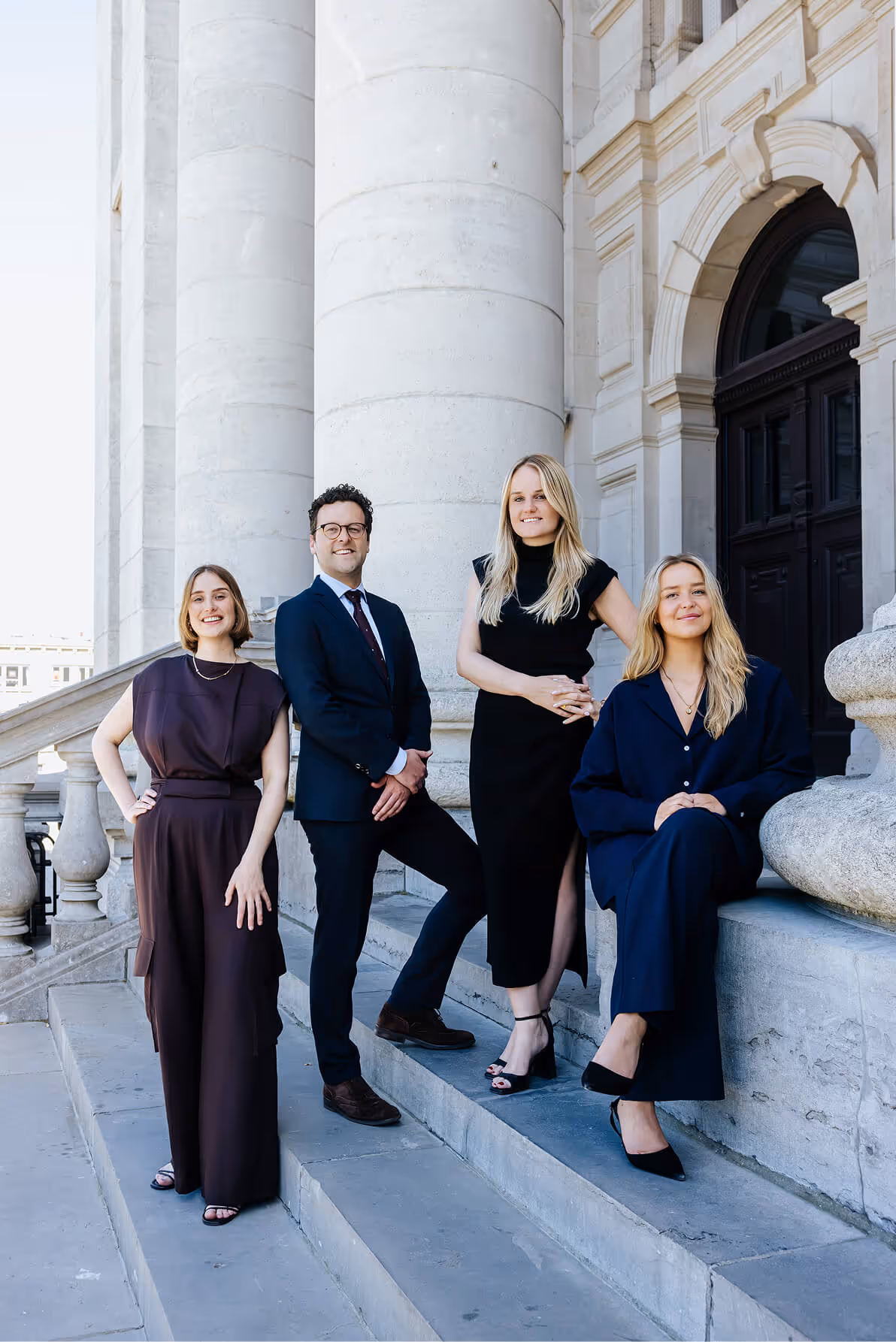 Het team van Ampersand Advocaten op de trappen van het gerechtsgebouw in Antwerpen