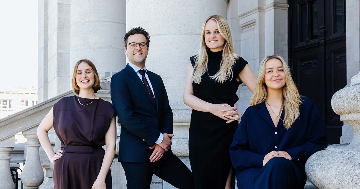 Het team van Ampersand Advocaten op de trappen van het gerechtsgebouw in Antwerpen