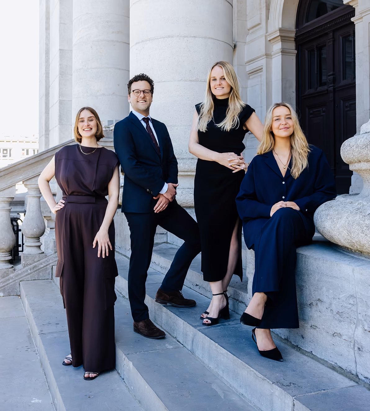 Het team van Ampersand Advocaten op de trappen van het gerechtsgebouw in Antwerpen