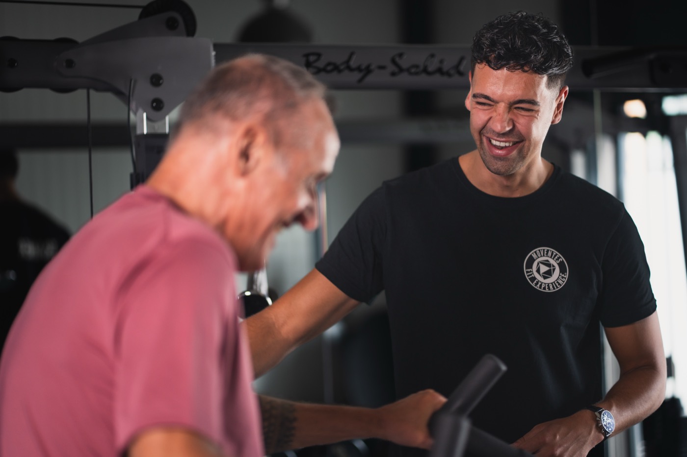Personal trainer coacht een lid bij Moventes Fit IJsselstein